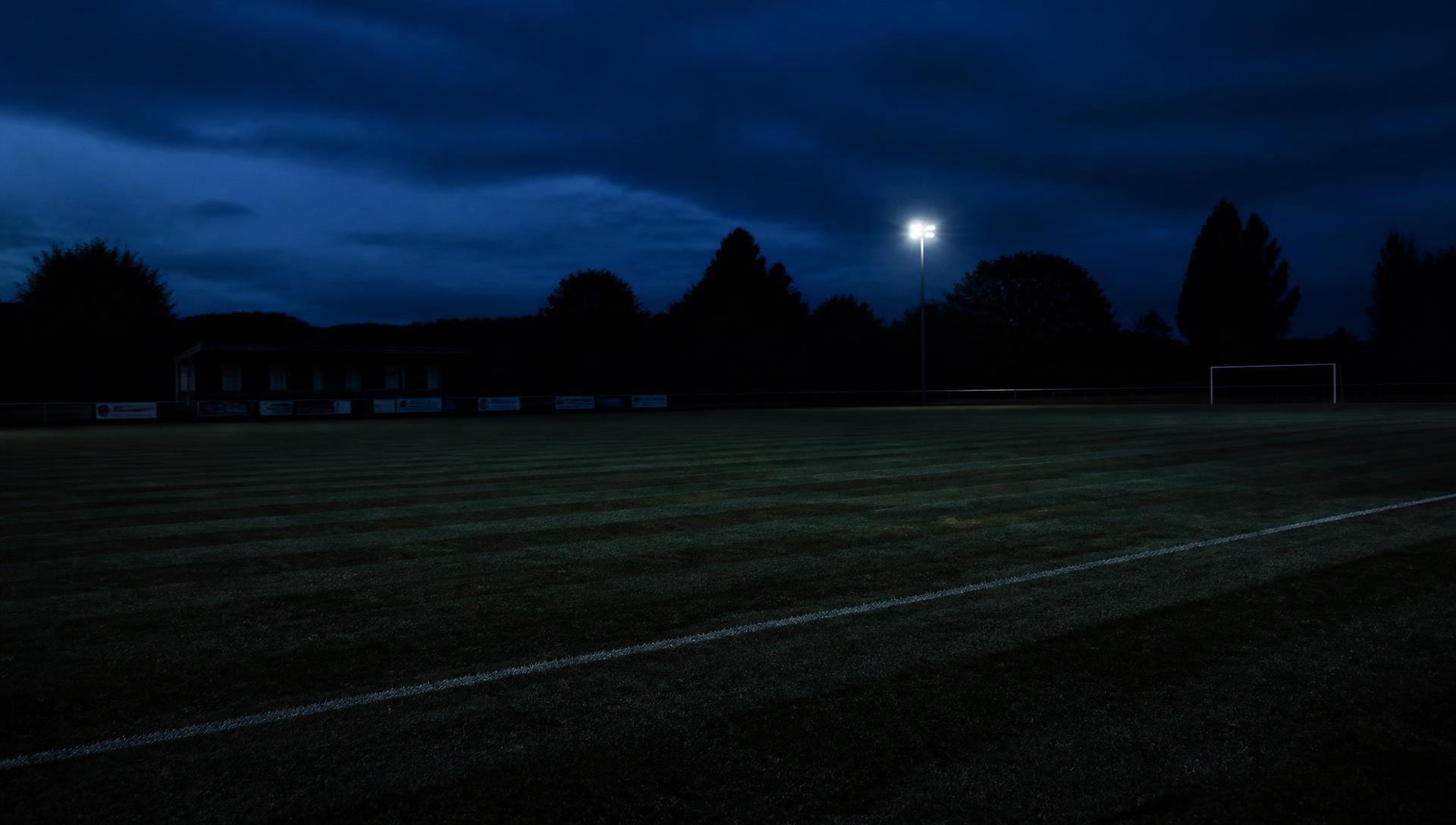 Abgedunkelter Trainingsplatz bei Flutlicht